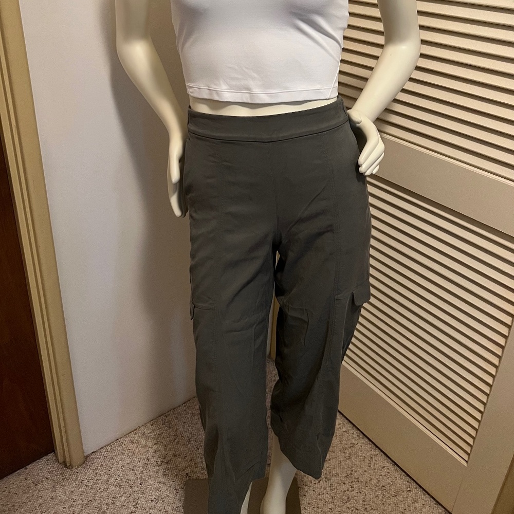 Lululemon- Metropolis Maven High-Rise Crop 23"